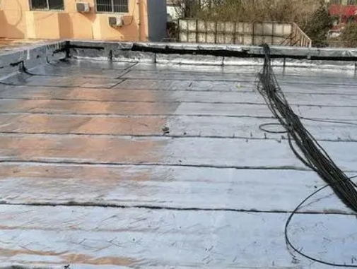 太原卫生间漏水维修公司分享下太原屋面楼顶防水刚性防水层施工要点。